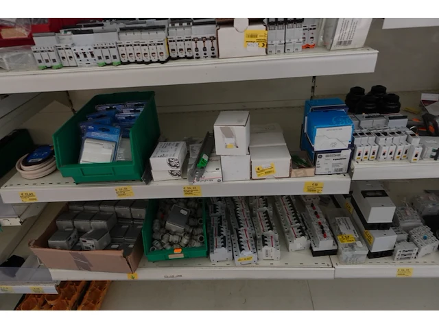 Volledige inhoud rek toebehoren elektriciteit - afbeelding 2 van  11