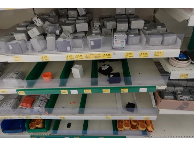 Volledige inhoud rek toebehoren elektriciteit - afbeelding 10 van  11