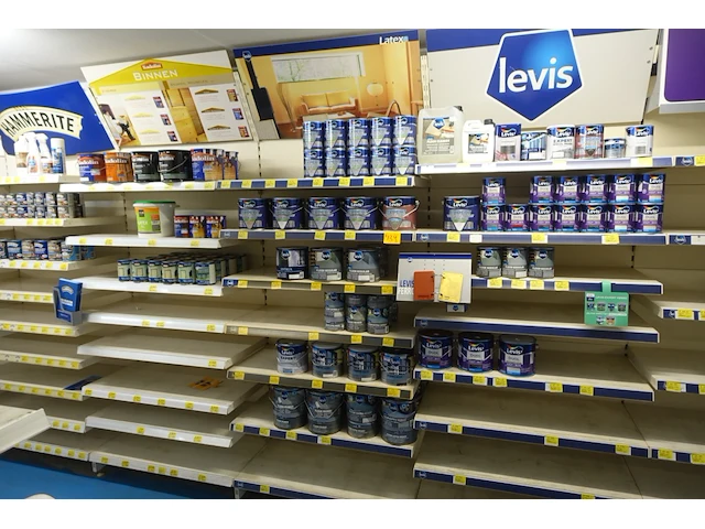 Volledige inhoud rek verven levis/hammerite - afbeelding 1 van  7