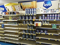 Volledige inhoud rek verven levis/hammerite - afbeelding 1 van  7