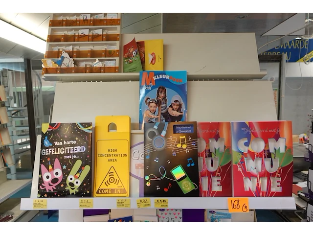 Volledige inhoud rek wenskaarten - afbeelding 3 van  6