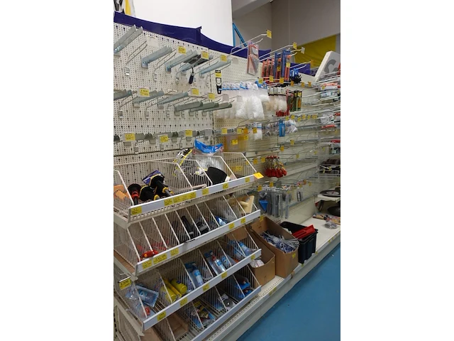Volledige inhoud rek werkmateriaal - afbeelding 1 van  5