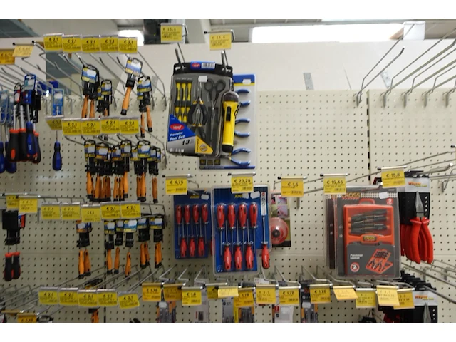 Volledige inhoud rek werkmateriaal - afbeelding 5 van  7