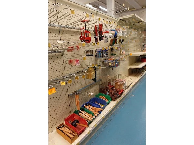 Volledige inhoud rek werkmateriaal - afbeelding 1 van  5