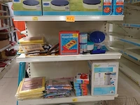 Volledige inhoud rek zwembadtoebehoren - afbeelding 1 van  4