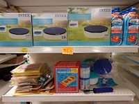 Volledige inhoud rek zwembadtoebehoren - afbeelding 2 van  4