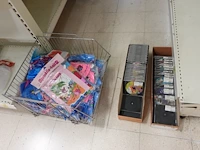 Volledige inhoud rek zwembadtoebehoren - afbeelding 4 van  4