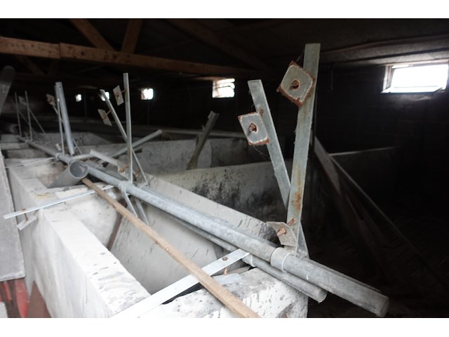 Volledige inhoud stal - afbeelding 2 van  6