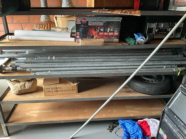 Volledige inhoud van klein magazijnruimte en resterende inhoud vlonder - afbeelding 2 van  16