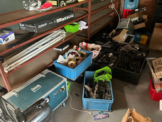 Volledige inhoud van klein magazijnruimte en resterende inhoud vlonder - afbeelding 12 van  16