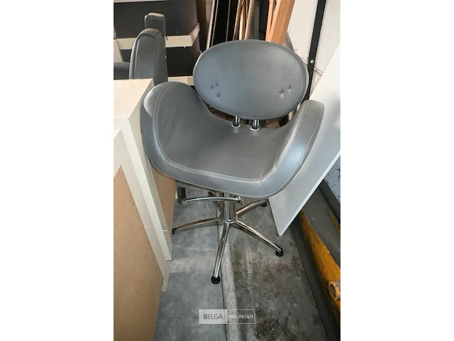 Volledige inrichting kapsalon - afbeelding 19 van  24