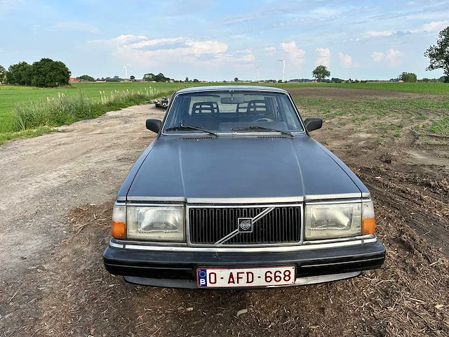 Volvo 240 - classic cars >15 - afbeelding 1 van  15