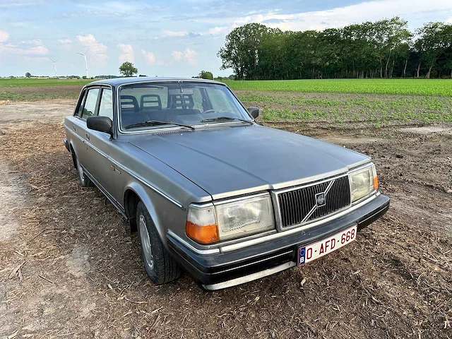 Volvo 240 - classic cars >15 - afbeelding 8 van  15