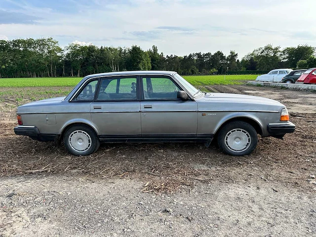 Volvo 240 - classic cars >15 - afbeelding 10 van  15