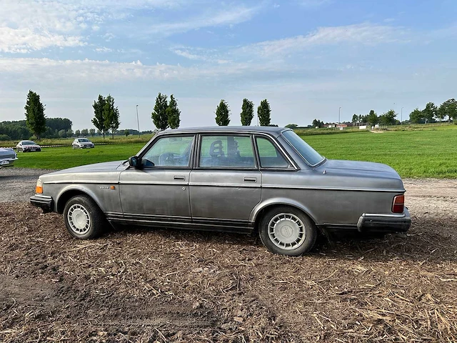 Volvo 240 - classic cars >15 - afbeelding 14 van  15