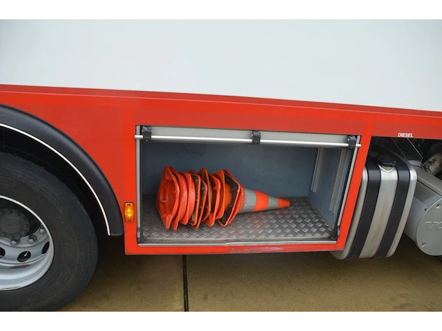 Volvo fm 4x2 tankwagen, bouwjaar: 06/06/2004, ch.nr. yv2j4cja12a552658 met boorddocumenten en sleutel - afbeelding 10 van  46