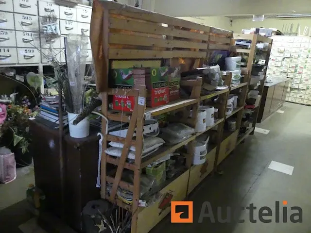 Voorbereiding teller floral assemblage, meststof en verschillend displays - afbeelding 2 van  15