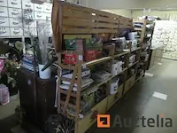 Voorbereiding teller floral assemblage, meststof en verschillend displays - afbeelding 2 van  15