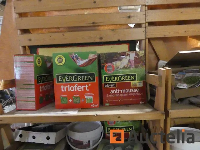 Voorbereiding teller floral assemblage, meststof en verschillend displays - afbeelding 5 van  15