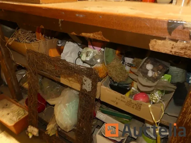 Voorbereiding teller floral assemblage, meststof en verschillend displays - afbeelding 6 van  15