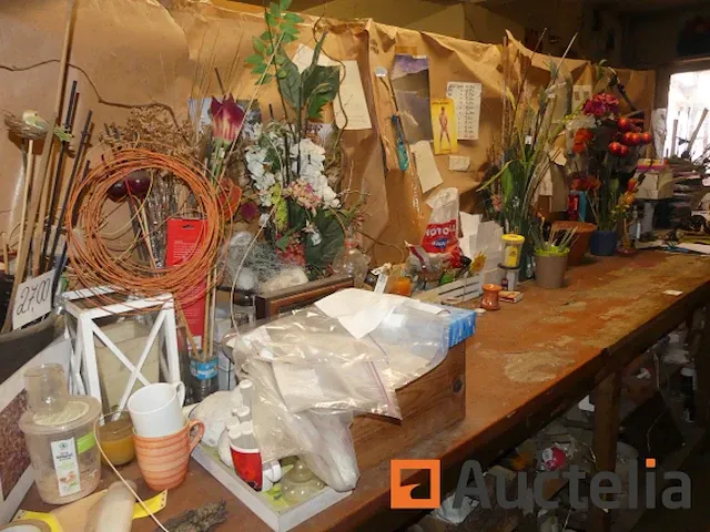 Voorbereiding teller floral assemblage, meststof en verschillend displays - afbeelding 7 van  15