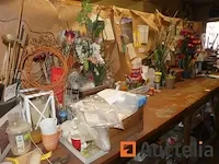 Voorbereiding teller floral assemblage, meststof en verschillend displays - afbeelding 7 van  15