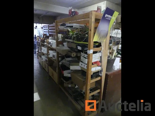 Voorbereiding teller floral assemblage, meststof en verschillend displays - afbeelding 8 van  15