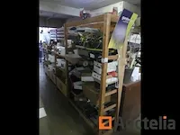 Voorbereiding teller floral assemblage, meststof en verschillend displays - afbeelding 8 van  15