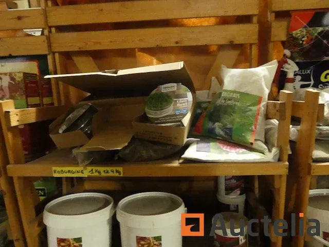 Voorbereiding teller floral assemblage, meststof en verschillend displays - afbeelding 9 van  15