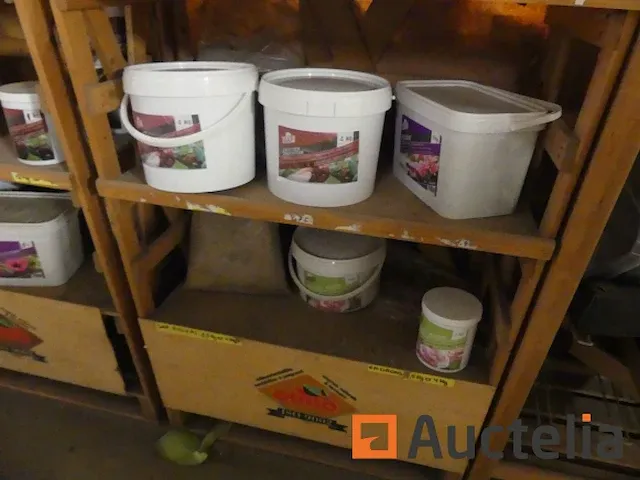 Voorbereiding teller floral assemblage, meststof en verschillend displays - afbeelding 11 van  15