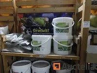 Voorbereiding teller floral assemblage, meststof en verschillend displays - afbeelding 13 van  15