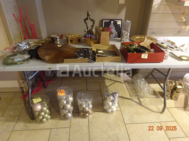 Voorraad inclusief 1 plank en zijn inhoud, 1 display met ansichtkaarten, kerstartikelen, diverse mokken, decoratieve artikelen, bloempotten, cadeauverpakkingen, diverse smeedijzeren displays - afbeelding 2 van  18