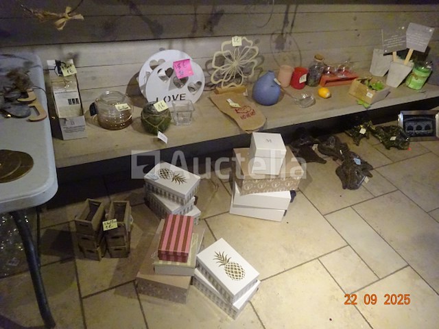 Voorraad inclusief 1 plank en zijn inhoud, 1 display met ansichtkaarten, kerstartikelen, diverse mokken, decoratieve artikelen, bloempotten, cadeauverpakkingen, diverse smeedijzeren displays - afbeelding 3 van  18