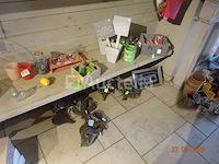 Voorraad inclusief 1 plank en zijn inhoud, 1 display met ansichtkaarten, kerstartikelen, diverse mokken, decoratieve artikelen, bloempotten, cadeauverpakkingen, diverse smeedijzeren displays - afbeelding 4 van  18