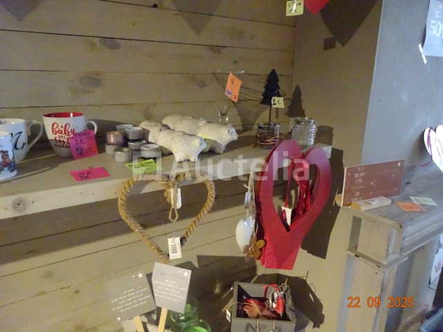 Voorraad inclusief 1 plank en zijn inhoud, 1 display met ansichtkaarten, kerstartikelen, diverse mokken, decoratieve artikelen, bloempotten, cadeauverpakkingen, diverse smeedijzeren displays - afbeelding 5 van  18