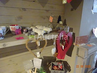 Voorraad inclusief 1 plank en zijn inhoud, 1 display met ansichtkaarten, kerstartikelen, diverse mokken, decoratieve artikelen, bloempotten, cadeauverpakkingen, diverse smeedijzeren displays - afbeelding 5 van  18