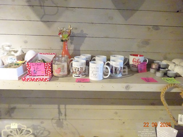 Voorraad inclusief 1 plank en zijn inhoud, 1 display met ansichtkaarten, kerstartikelen, diverse mokken, decoratieve artikelen, bloempotten, cadeauverpakkingen, diverse smeedijzeren displays - afbeelding 6 van  18