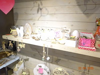 Voorraad inclusief 1 plank en zijn inhoud, 1 display met ansichtkaarten, kerstartikelen, diverse mokken, decoratieve artikelen, bloempotten, cadeauverpakkingen, diverse smeedijzeren displays - afbeelding 7 van  18