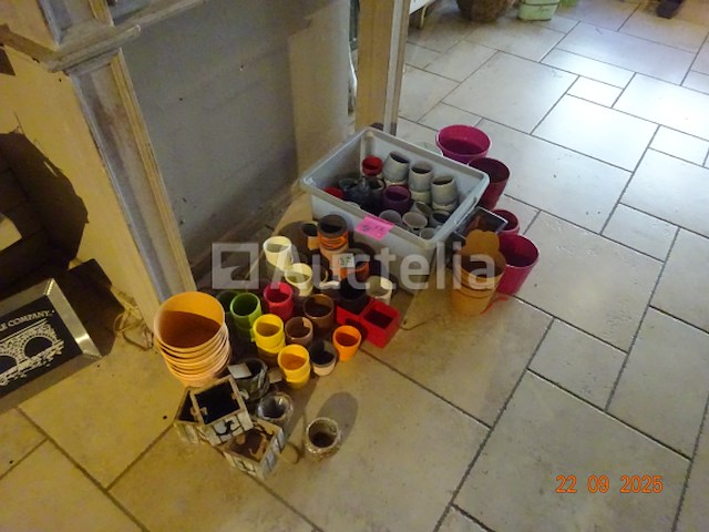 Voorraad inclusief 1 plank en zijn inhoud, 1 display met ansichtkaarten, kerstartikelen, diverse mokken, decoratieve artikelen, bloempotten, cadeauverpakkingen, diverse smeedijzeren displays - afbeelding 8 van  18