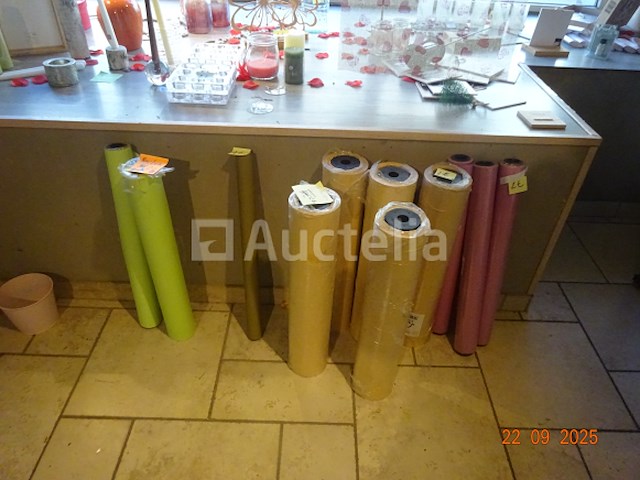 Voorraad inclusief 1 plank en zijn inhoud, 1 display met ansichtkaarten, kerstartikelen, diverse mokken, decoratieve artikelen, bloempotten, cadeauverpakkingen, diverse smeedijzeren displays - afbeelding 9 van  18