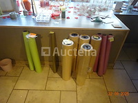 Voorraad inclusief 1 plank en zijn inhoud, 1 display met ansichtkaarten, kerstartikelen, diverse mokken, decoratieve artikelen, bloempotten, cadeauverpakkingen, diverse smeedijzeren displays - afbeelding 9 van  18