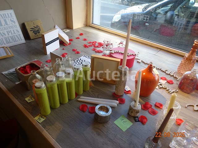 Voorraad inclusief 1 plank en zijn inhoud, 1 display met ansichtkaarten, kerstartikelen, diverse mokken, decoratieve artikelen, bloempotten, cadeauverpakkingen, diverse smeedijzeren displays - afbeelding 10 van  18