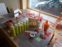 Voorraad inclusief 1 plank en zijn inhoud, 1 display met ansichtkaarten, kerstartikelen, diverse mokken, decoratieve artikelen, bloempotten, cadeauverpakkingen, diverse smeedijzeren displays - afbeelding 10 van  18