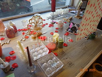 Voorraad inclusief 1 plank en zijn inhoud, 1 display met ansichtkaarten, kerstartikelen, diverse mokken, decoratieve artikelen, bloempotten, cadeauverpakkingen, diverse smeedijzeren displays - afbeelding 1 van  18