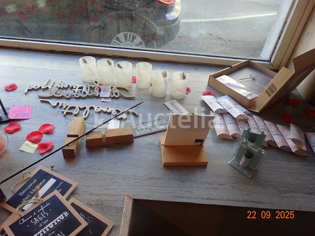 Voorraad inclusief 1 plank en zijn inhoud, 1 display met ansichtkaarten, kerstartikelen, diverse mokken, decoratieve artikelen, bloempotten, cadeauverpakkingen, diverse smeedijzeren displays - afbeelding 11 van  18