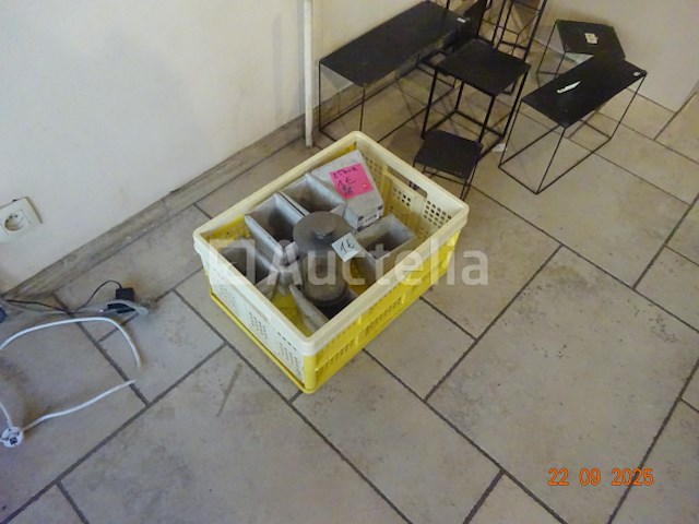 Voorraad inclusief 1 plank en zijn inhoud, 1 display met ansichtkaarten, kerstartikelen, diverse mokken, decoratieve artikelen, bloempotten, cadeauverpakkingen, diverse smeedijzeren displays - afbeelding 12 van  18