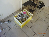 Voorraad inclusief 1 plank en zijn inhoud, 1 display met ansichtkaarten, kerstartikelen, diverse mokken, decoratieve artikelen, bloempotten, cadeauverpakkingen, diverse smeedijzeren displays - afbeelding 12 van  18