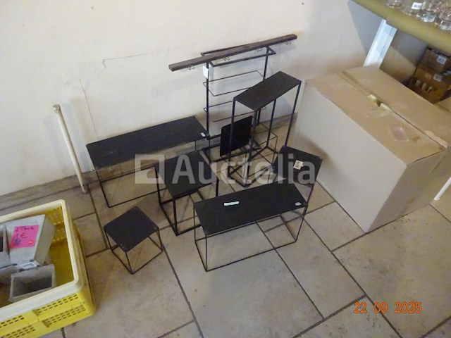 Voorraad inclusief 1 plank en zijn inhoud, 1 display met ansichtkaarten, kerstartikelen, diverse mokken, decoratieve artikelen, bloempotten, cadeauverpakkingen, diverse smeedijzeren displays - afbeelding 13 van  18