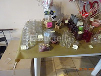 Voorraad inclusief 1 plank en zijn inhoud, 1 display met ansichtkaarten, kerstartikelen, diverse mokken, decoratieve artikelen, bloempotten, cadeauverpakkingen, diverse smeedijzeren displays - afbeelding 14 van  18