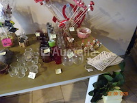 Voorraad inclusief 1 plank en zijn inhoud, 1 display met ansichtkaarten, kerstartikelen, diverse mokken, decoratieve artikelen, bloempotten, cadeauverpakkingen, diverse smeedijzeren displays - afbeelding 15 van  18